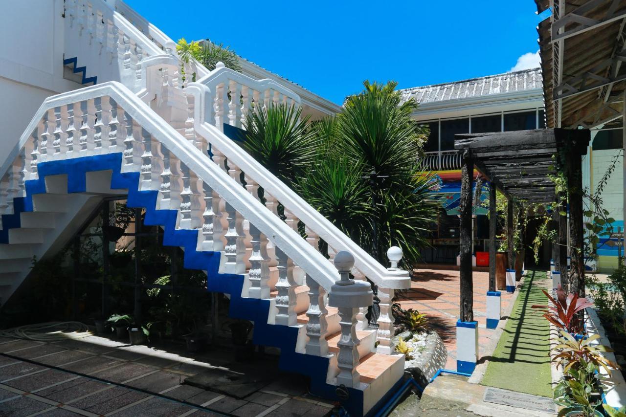 Reddoorz Plus @ Castle Chateau Iloilo Экстерьер фото