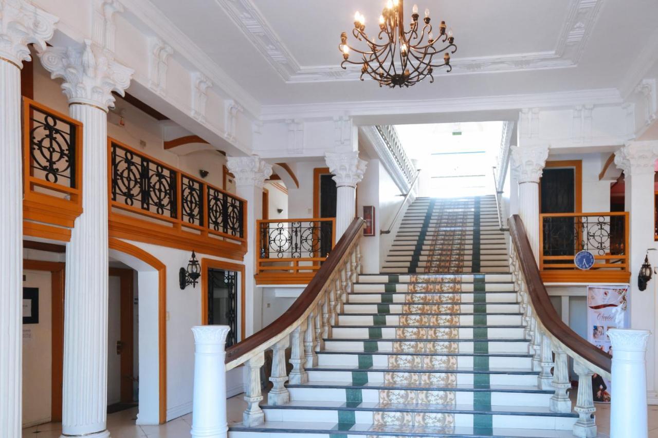 Reddoorz Plus @ Castle Chateau Iloilo Экстерьер фото
