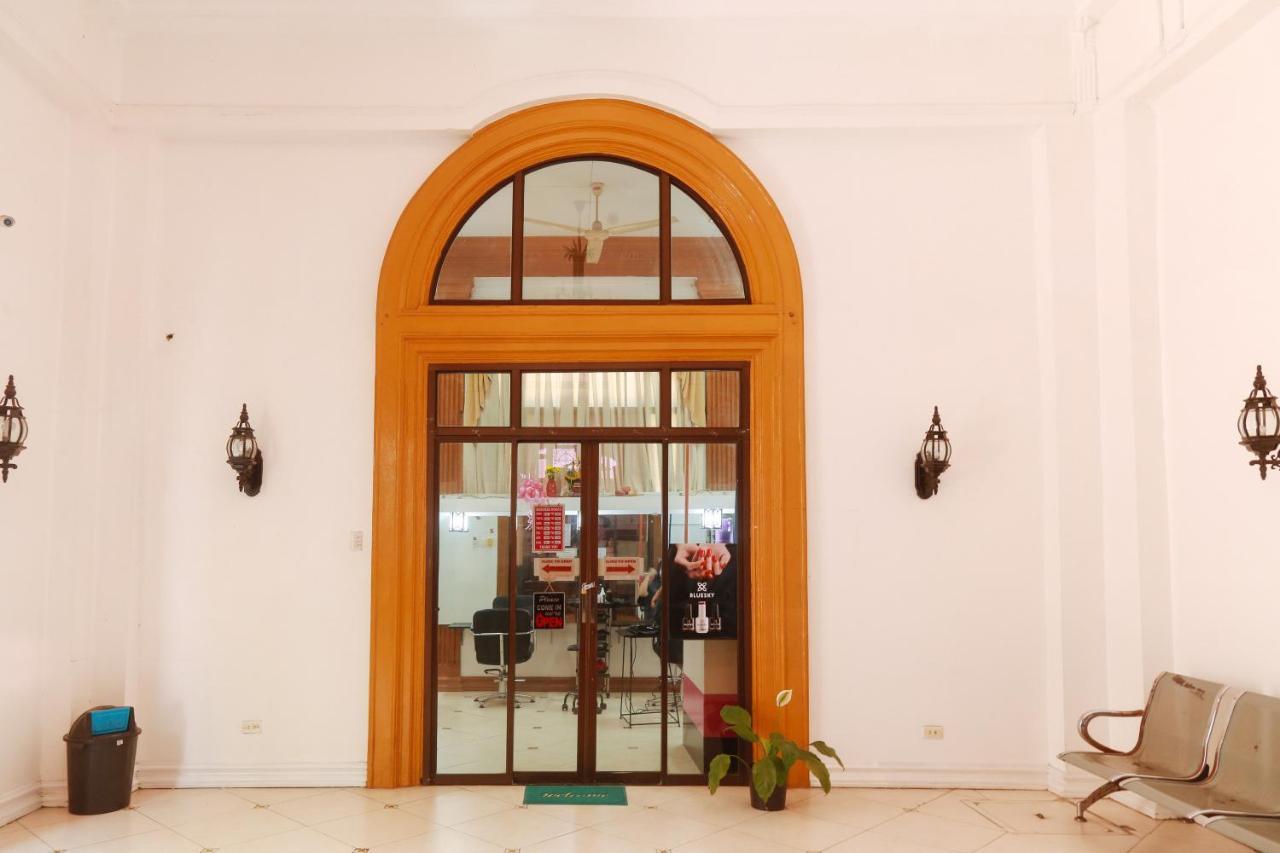 Reddoorz Plus @ Castle Chateau Iloilo Экстерьер фото