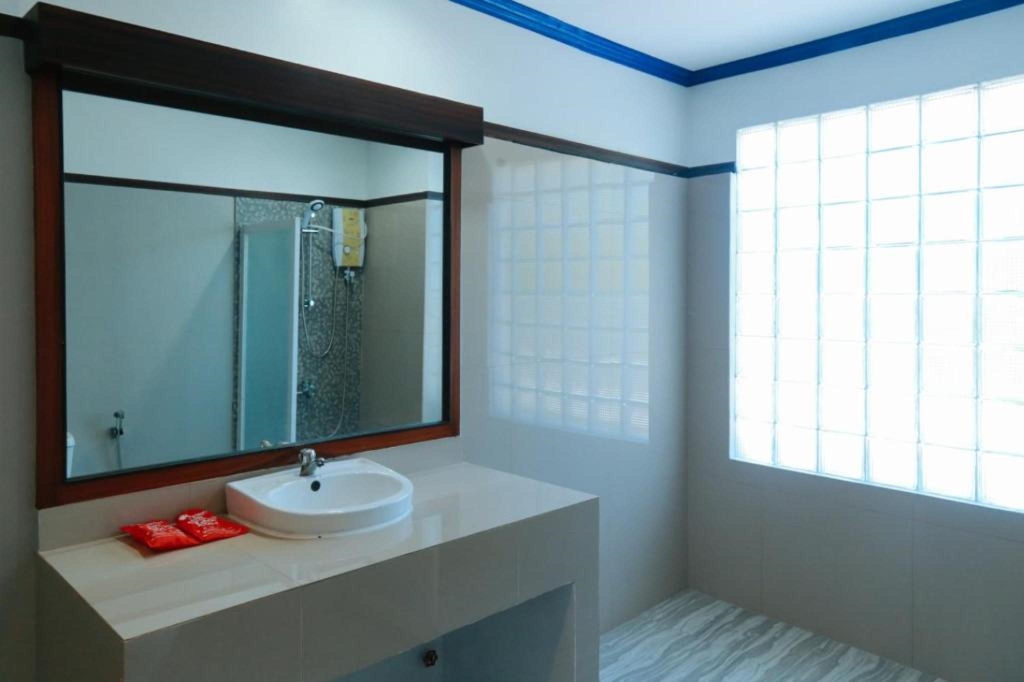 Reddoorz Plus @ Castle Chateau Iloilo Экстерьер фото