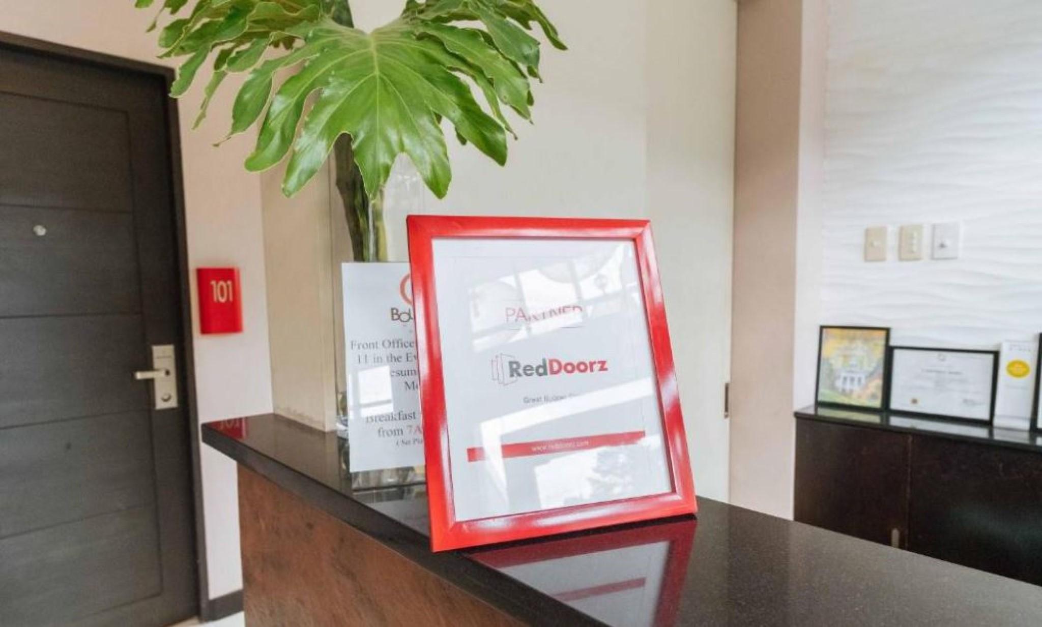 Reddoorz Plus @ Castle Chateau Iloilo Экстерьер фото