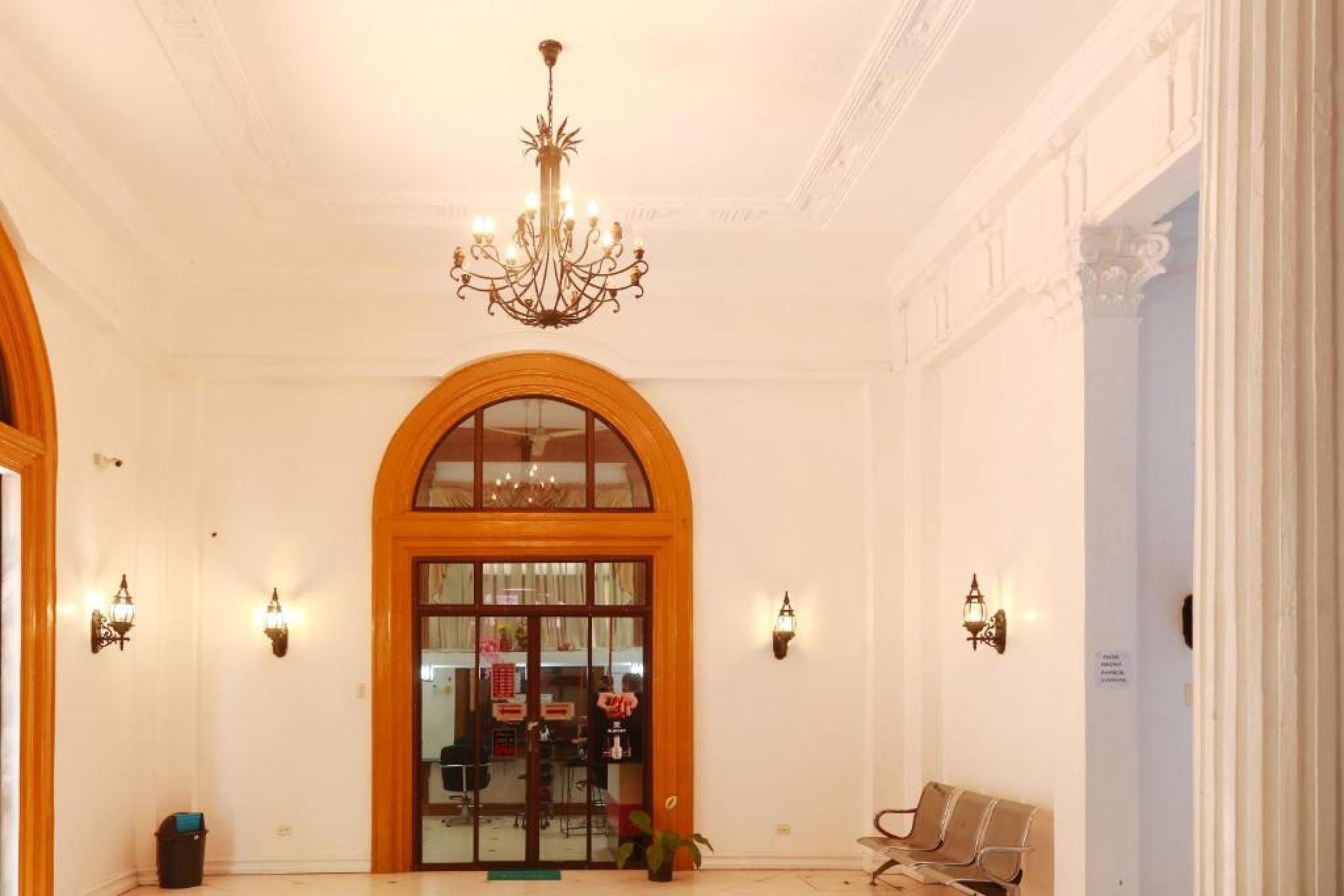 Reddoorz Plus @ Castle Chateau Iloilo Экстерьер фото