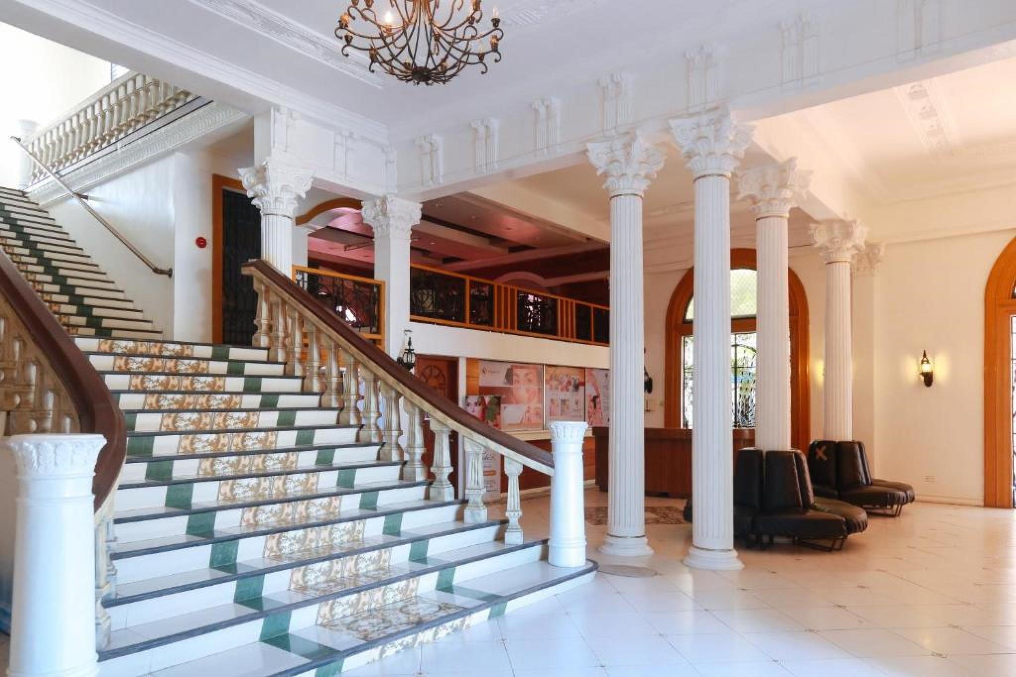 Reddoorz Plus @ Castle Chateau Iloilo Экстерьер фото