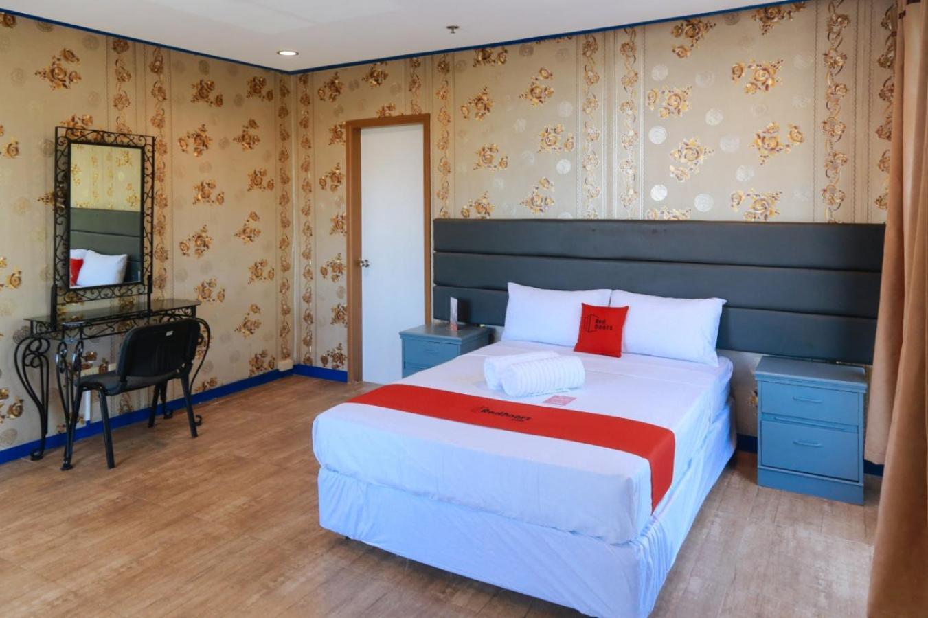 Reddoorz Plus @ Castle Chateau Iloilo Номер фото