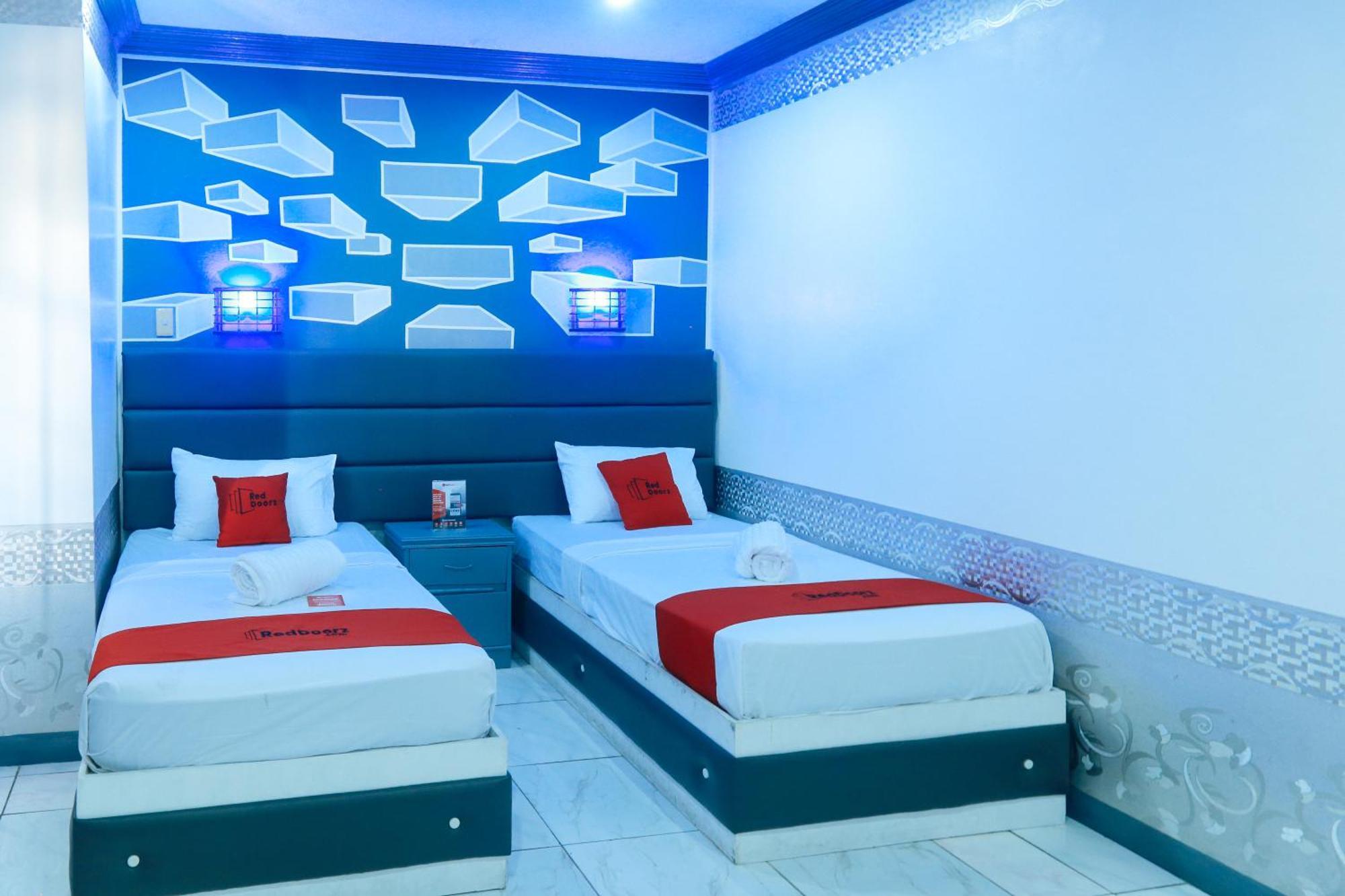 Reddoorz Plus @ Castle Chateau Iloilo Экстерьер фото