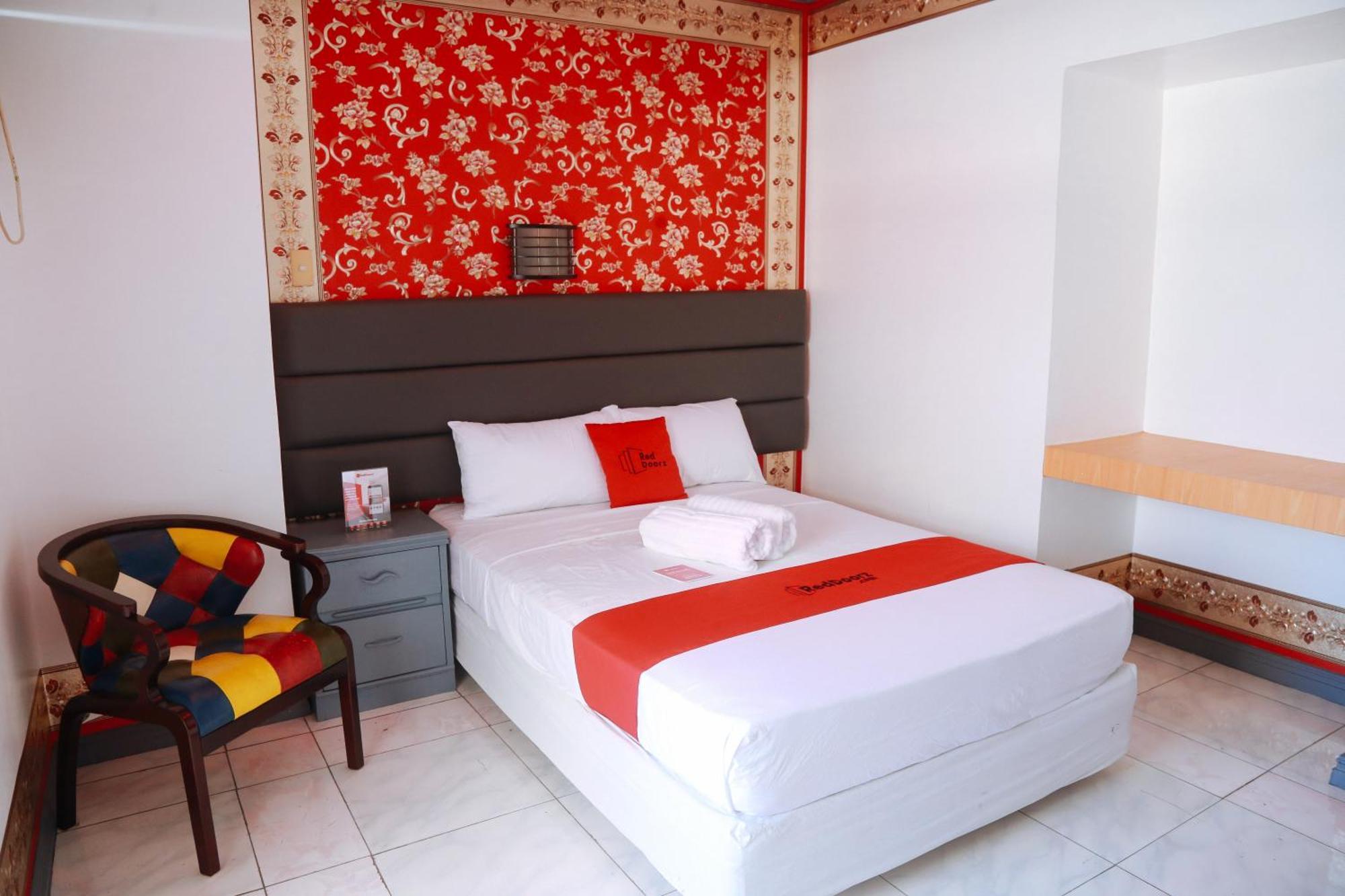 Reddoorz Plus @ Castle Chateau Iloilo Экстерьер фото