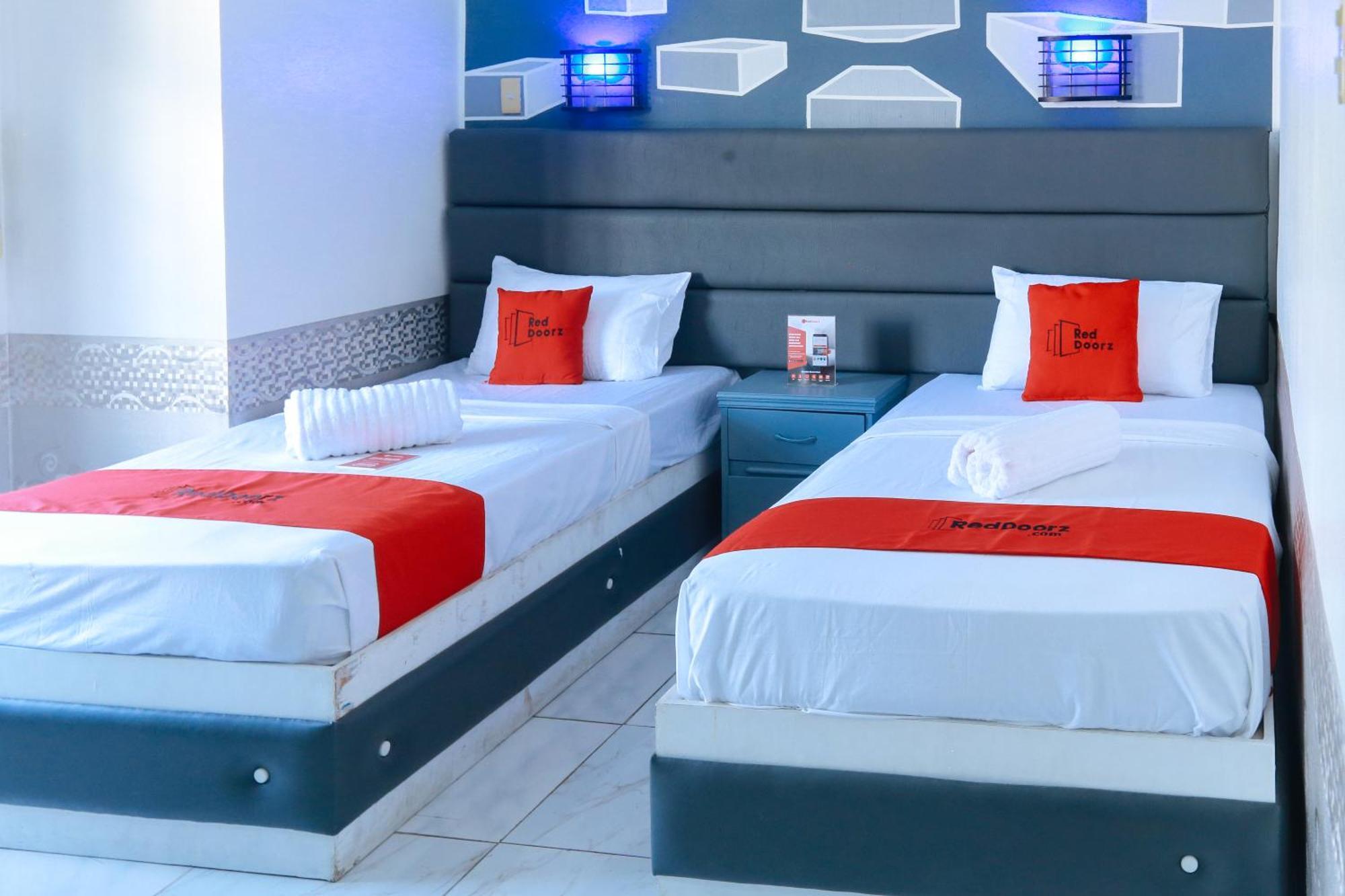 Reddoorz Plus @ Castle Chateau Iloilo Экстерьер фото