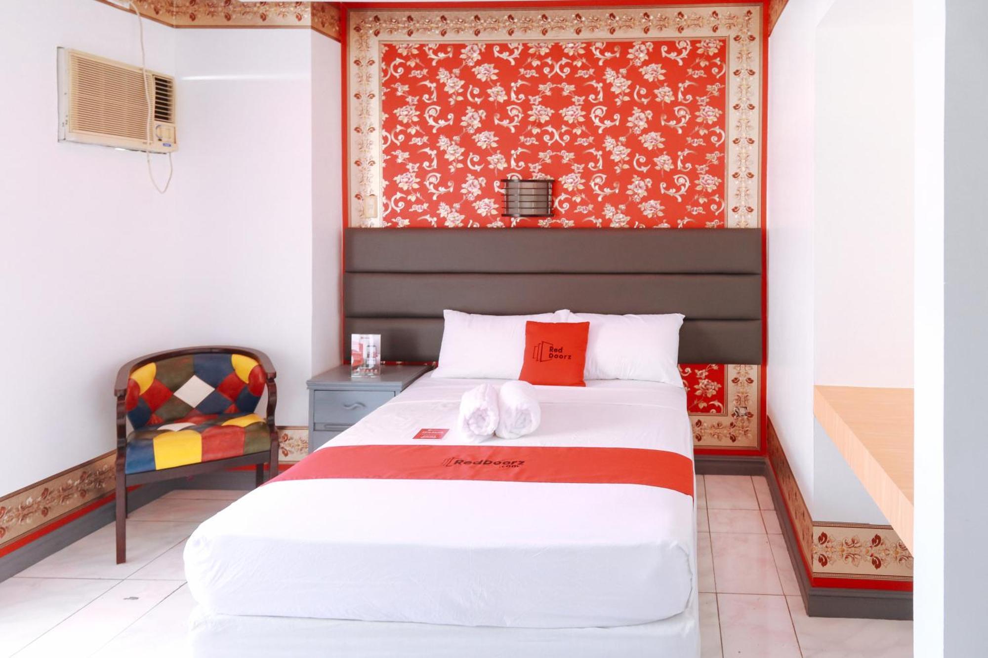 Reddoorz Plus @ Castle Chateau Iloilo Экстерьер фото