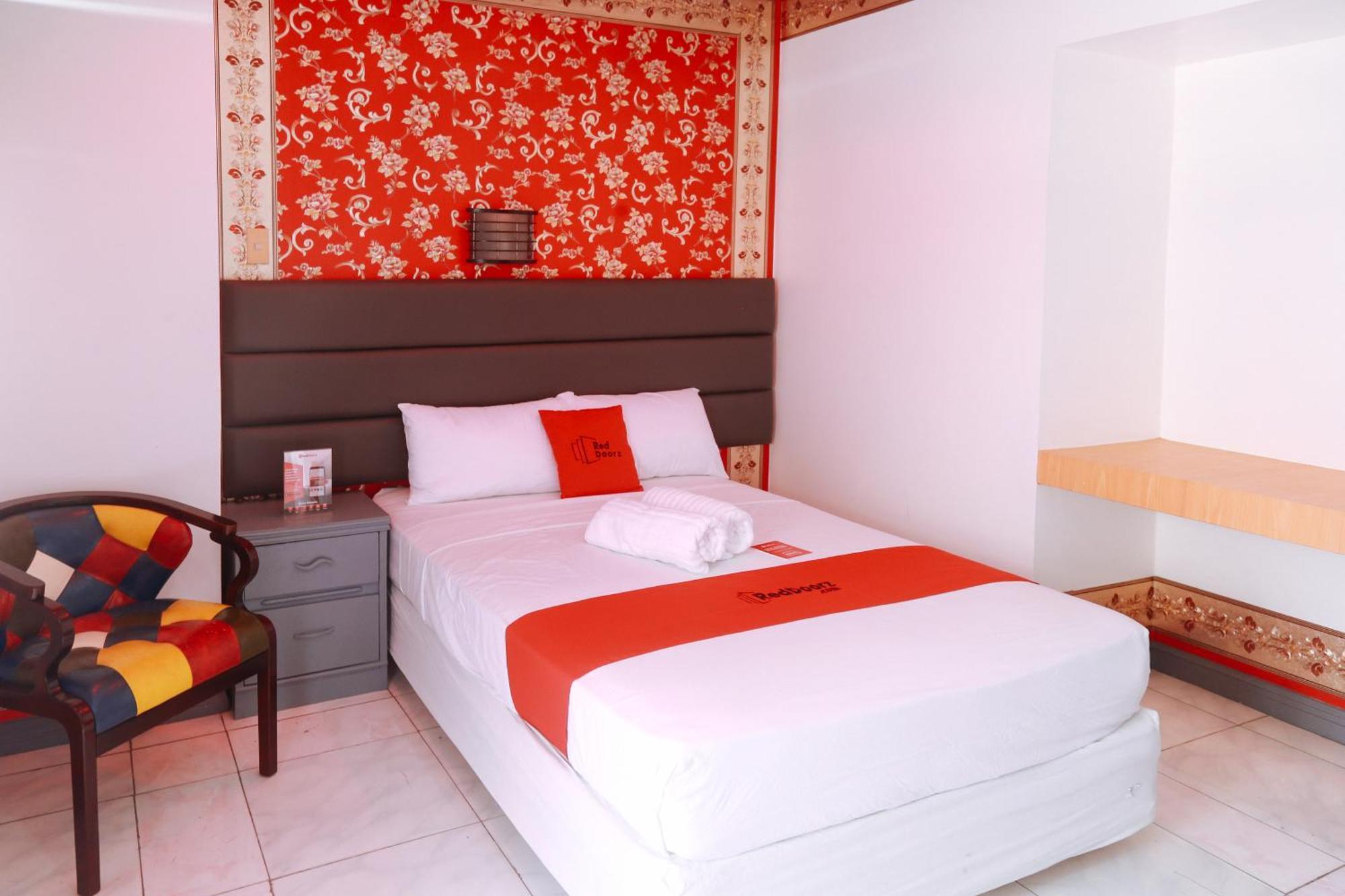 Reddoorz Plus @ Castle Chateau Iloilo Экстерьер фото