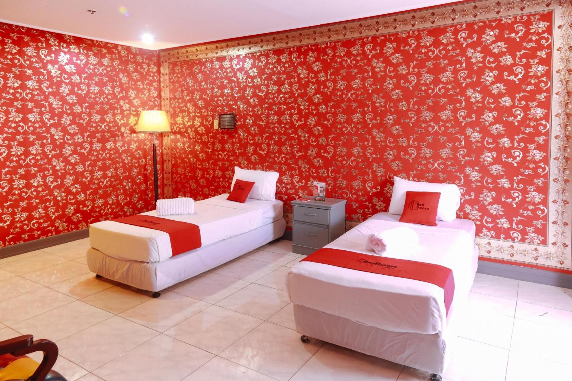 Reddoorz Plus @ Castle Chateau Iloilo Экстерьер фото