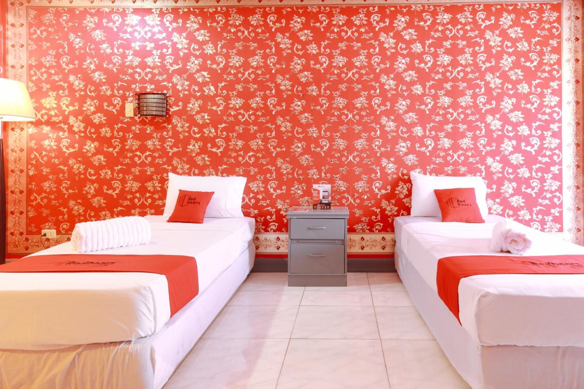 Reddoorz Plus @ Castle Chateau Iloilo Экстерьер фото