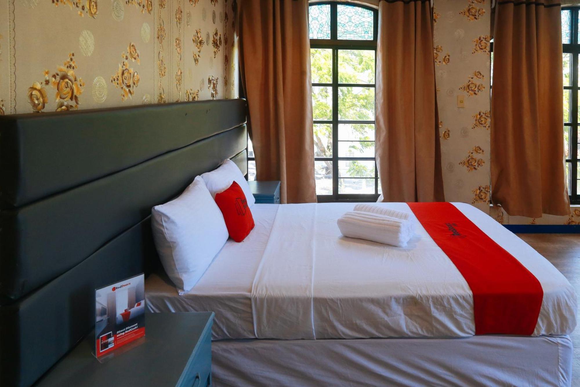 Reddoorz Plus @ Castle Chateau Iloilo Экстерьер фото